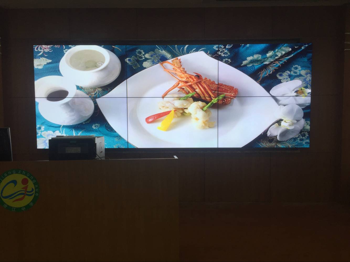 昆山加拿大學(xué)校在迷你光電采購一套46寸3.5mm液晶拼接屏